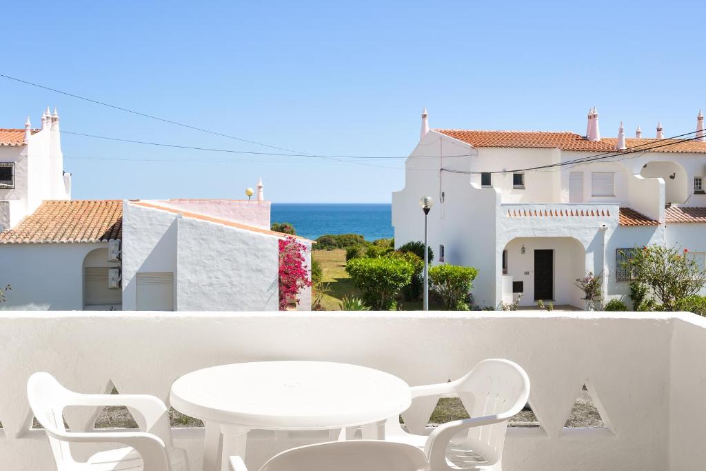 Maison de vacances Auffret Holidays VILA SENHORA DA ROCHA, LT 13, 8400-450 Porches