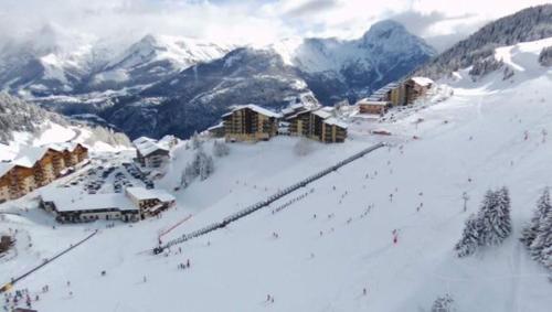 auris en oisans, vue sur le massif des ecrins Auris france