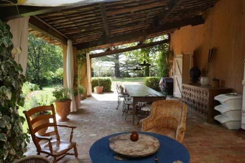 Authentic and spacious Provencal building La Farlède france