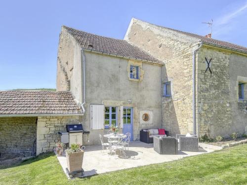 Maison de vacances Authentic Burgundian Farmhouse in Talon with Fireplace  Talon