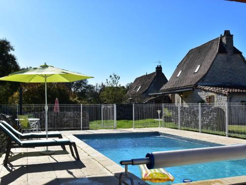 Maison de vacances Authentic holiday home with private swimming pool and stunning view in France  Rignac