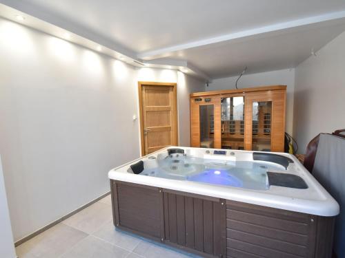 Maison de vacances Authentic renovated country house with private heated pool  Villiers-les-Moines