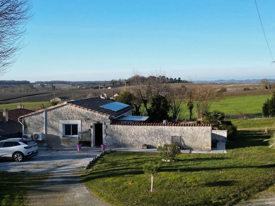 Maison de vacances Authentique maison en pierre de 160 m2 au calme 4 Chez Launais, 16360 Reignac