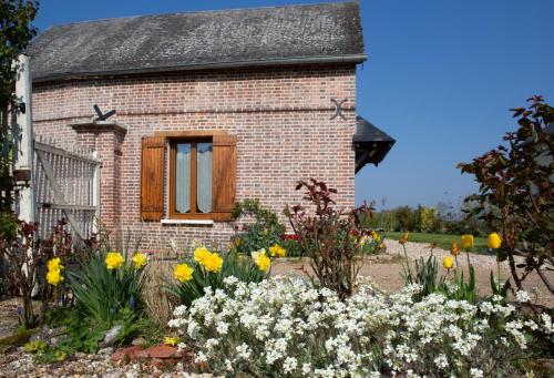 Maison de vacances Aux 3 nids fleuris 8 Ruelle Charlot Irreville