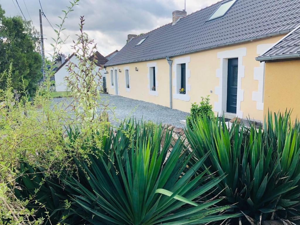 Maisons de vacances Aux Jardins De La Guyonnière Gîte 2 à 13 personnes Chemin de la Guyonnière, 72230 Ruaudin