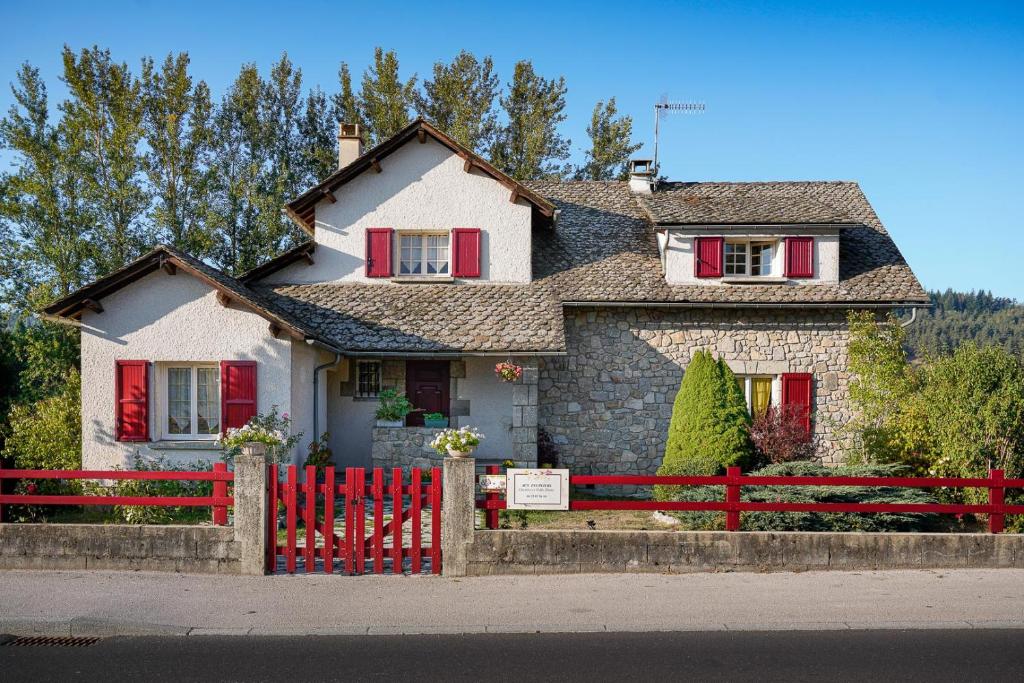 B&B / Chambre d'hôtes Aux Peupliers Route de Saint-Alban, 48140 Le Malzieu-Ville