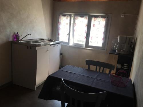 B&B / Chambre d'hôtes AUX PORTES D'AUBRAC studio 2 personnes SALGUES Hameau de Salgues Salgues