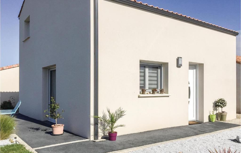 Maison de vacances Awesome home in Angles with 4 Bedrooms and WiFi , 85750 Angles