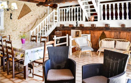 Maison de vacances Awesome home in Blis et Born with 4 Bedrooms, WiFi and Private swimming pool  Blis-et-Born
