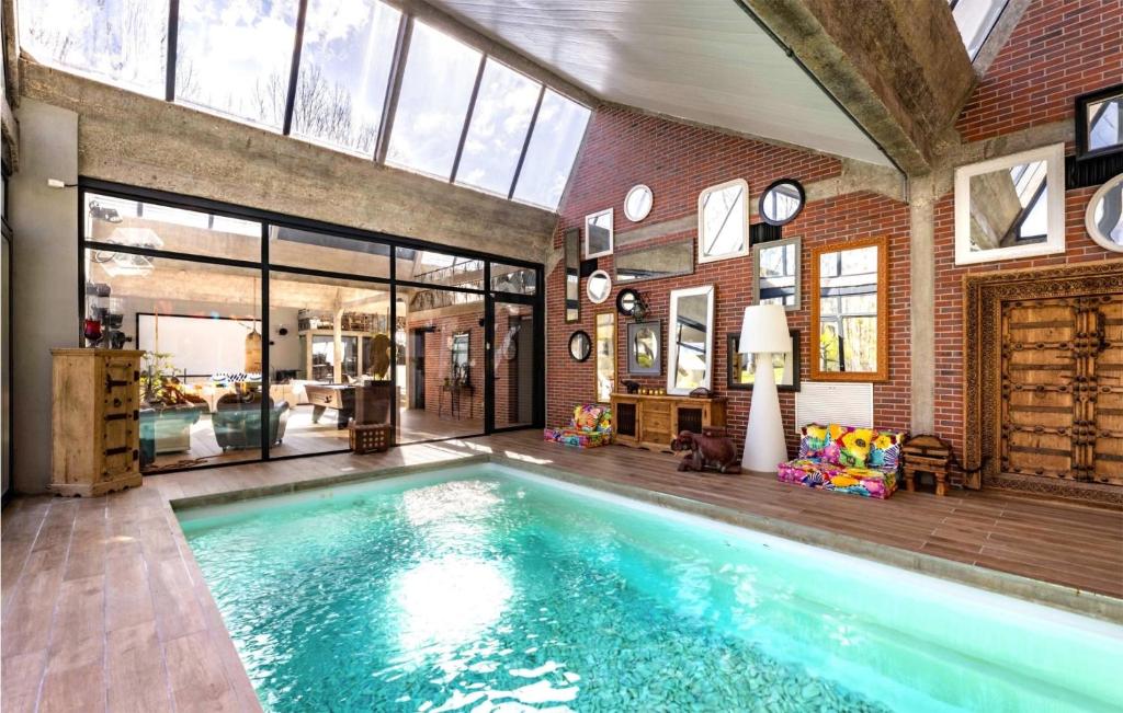 Maison de vacances Awesome home in Breuillet with Indoor swimming pool, Sauna and WiFi , 91650 Breuillet