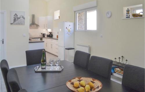 Maison de vacances Awesome home in Caurel with 4 Bedrooms and WiFi  Caurel