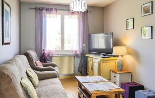 Maison de vacances Awesome home in Chef du Pont with 5 Bedrooms and WiFi  Chef-du-Pont
