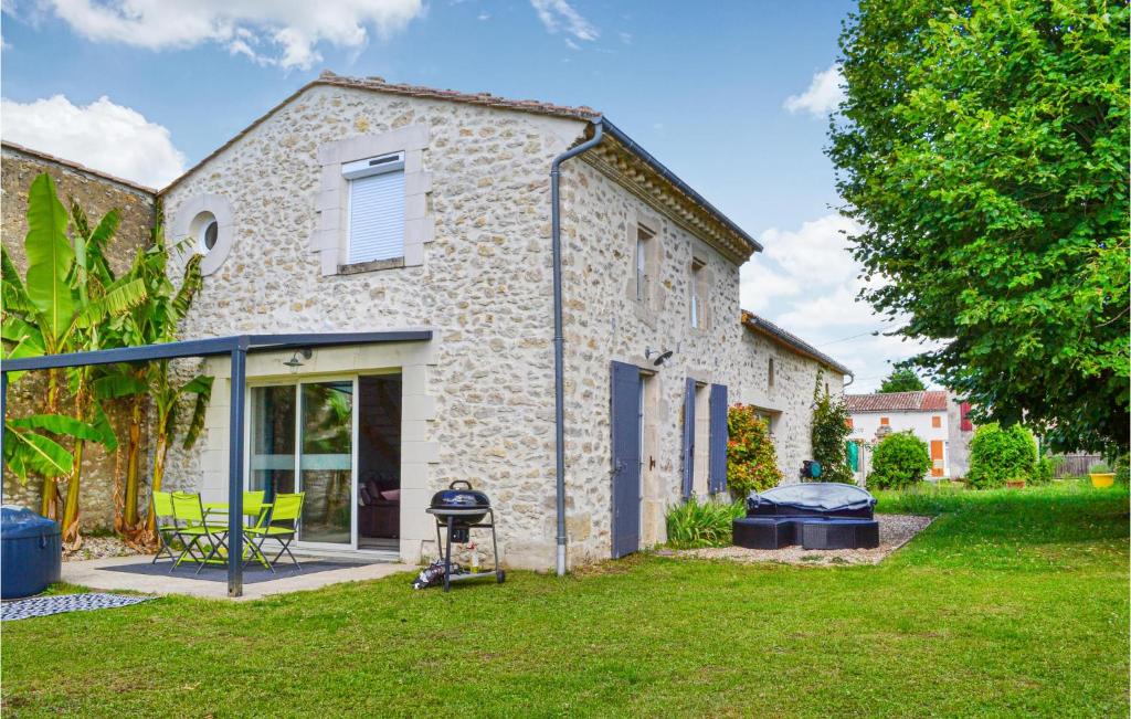 Maison de vacances Awesome home in Eyrans with WiFi and 3 Bedrooms , 33390 Eyrans