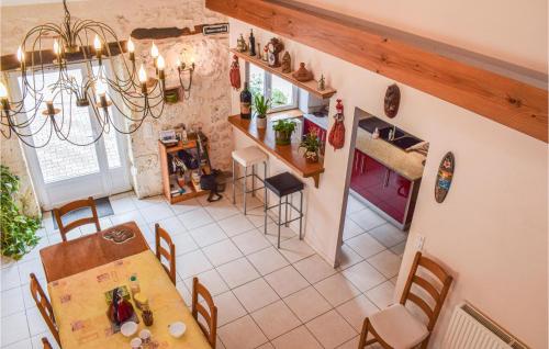 Maison de vacances Awesome home in Gondrin with WiFi, Private swimming pool and Outdoor swimming pool  Gondrin