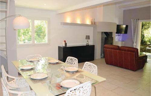 Awesome home in Grans with 5 Bedrooms, WiFi and Outdoor swimming pool Grans france