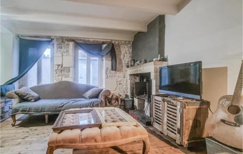 Maison de vacances Awesome home in LHoumeau with 1 Bedrooms and WiFi  LʼHoumeau