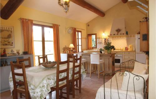 Maison de vacances Awesome home in Pernes les Fontaines with 3 Bedrooms, WiFi and Outdoor swimming pool  Pernes-les-Fontaines