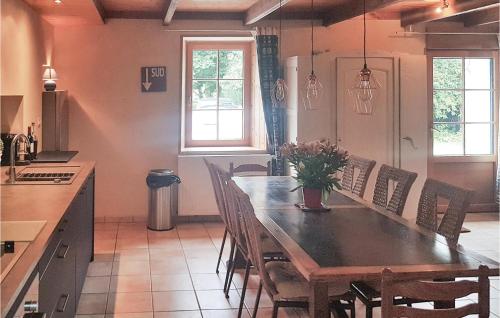 Maison de vacances Awesome home in Ploneour Lanvern with 3 Bedrooms and WiFi  Plonéour-Lanvern