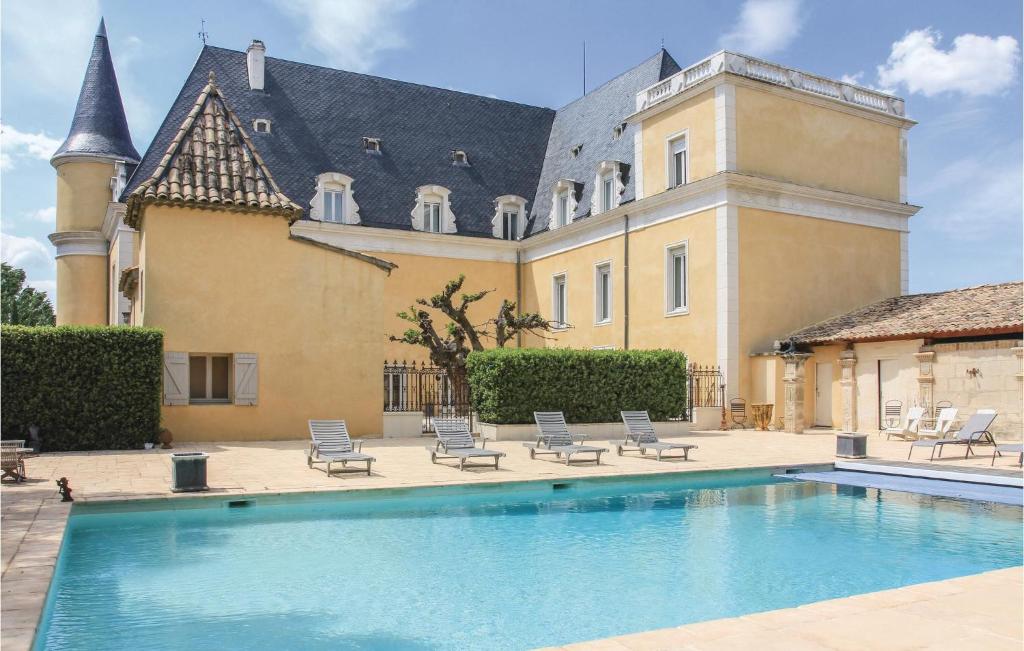 Maison de vacances Awesome home in Pont Saint Esprit with WiFi, Private swimming pool and Outdoor swimming pool , 30130 Pont-Saint-Esprit