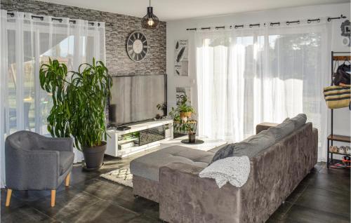 Maison de vacances Awesome home in Rivehaute with Outdoor swimming pool, WiFi and 3 Bedrooms  Coueilles