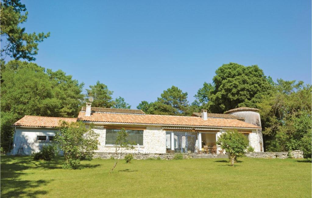 Maison de vacances Awesome home in Sers with 4 Bedrooms, WiFi and Outdoor swimming pool , 16410 Sers