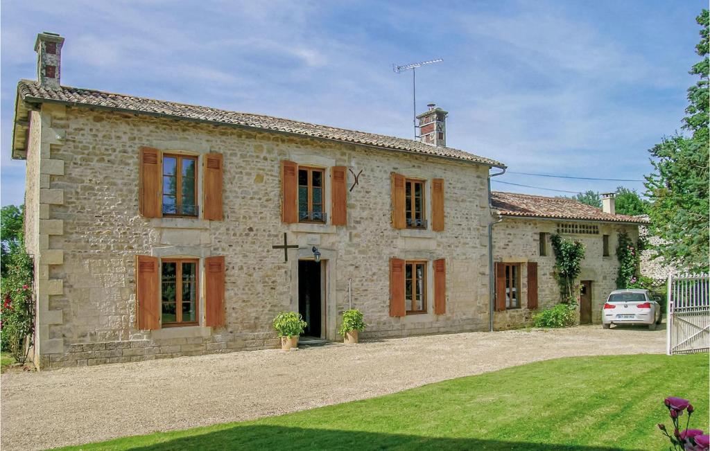 Maison de vacances Awesome home in Souvigne with 5 Bedrooms, WiFi and Outdoor swimming pool , 79800 Souvigné