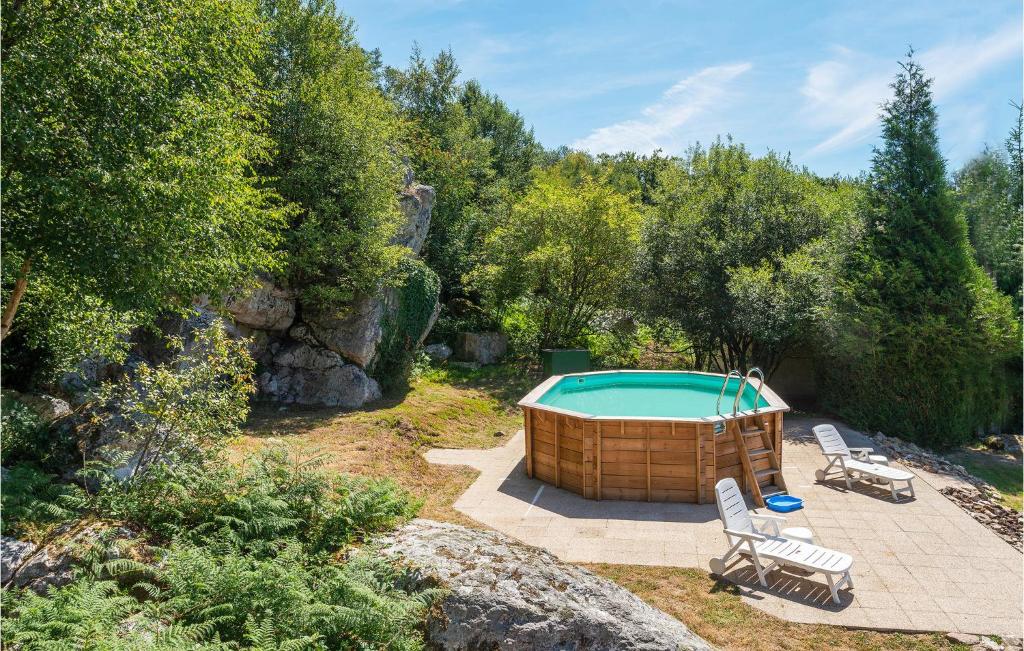 Maison de vacances Awesome home in St,Clement Rancoudray with 5 Bedrooms, Internet and Private swimming pool , 50140 Le Neufbourg