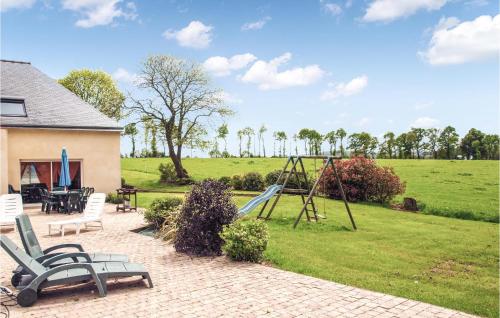 Maison de vacances Awesome home in St Martin des Pres with 5 Bedrooms, WiFi and Outdoor swimming pool  Ville Morvan
