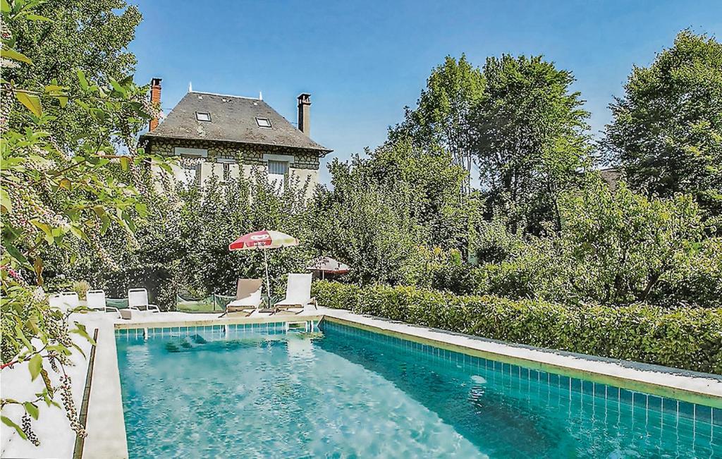 Maison de vacances Awesome home in Terrasson-Lavilledieu with 5 Bedrooms, WiFi and Outdoor swimming pool , 24120 Terrasson