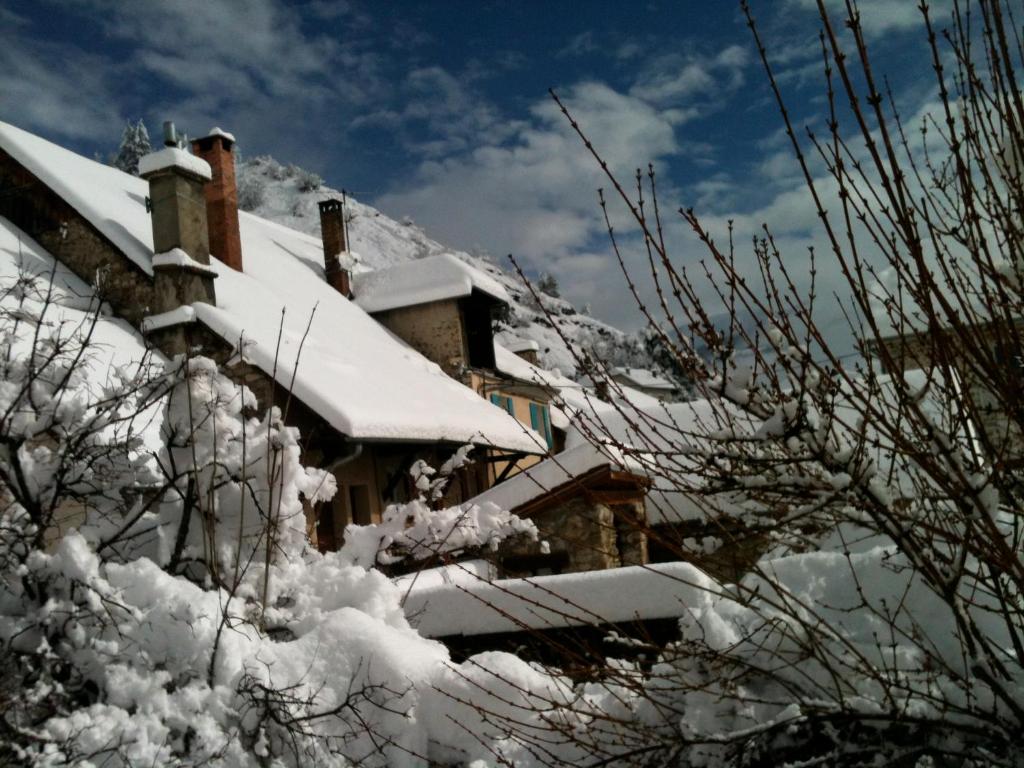 B&B / Chambre d'hôtes \ Place de la Mairie 05400 La Roche-des-Arnauds