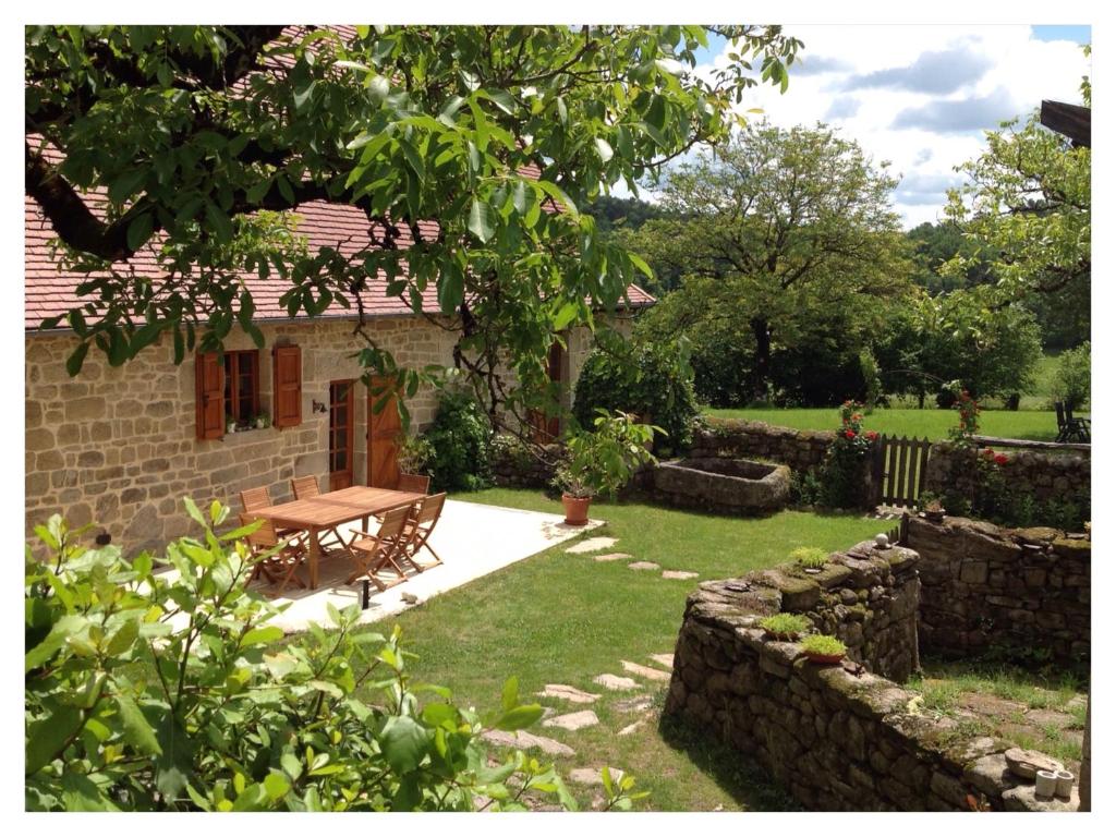 B&B / Chambre d'hôtes A L'Ombre du Tilleul Lieu-dit Boussac 46190 Comiac