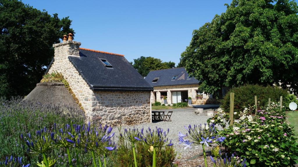 B&B / Chambre d'hôtes À L'orée Du Bois 4. Kerbaudry 22200 Pommerit-le-Vicomte