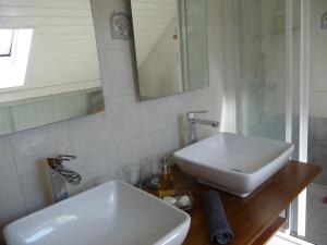 B&B / Chambre d'hôtes À la MAISON JAUNE 78 Rue Fontaine de Barbin 44000 Nantes Pays de la Loire