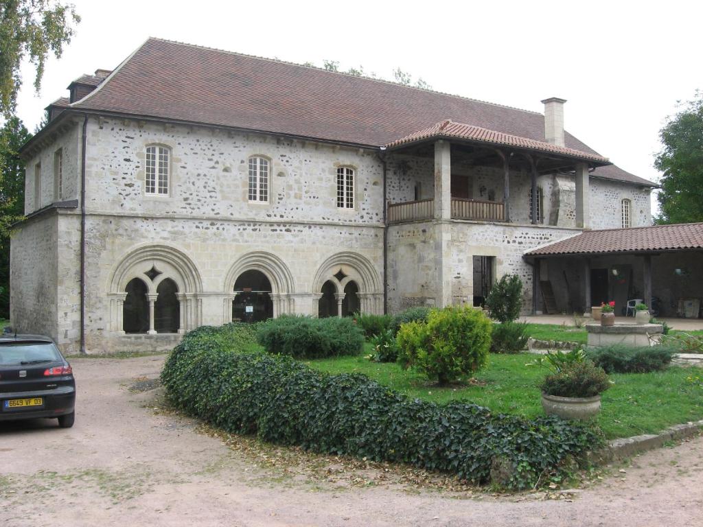 B&B / Chambre d'hôtes Abbaye de St Gilbert 6 rue de l'abbaye 03110 St Didier-la-Forêt