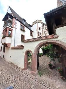 B&B / Chambre d'hôtes ADRIHOF à Riquewihr, Cour de l'Abbaye d'Autrey 5, rue du cheval 68340 Riquewihr Alsace