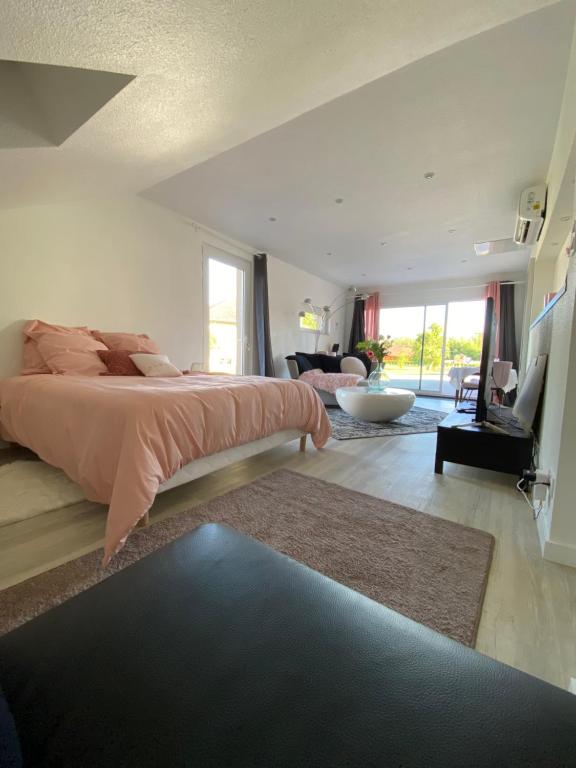 B&B / Chambre d'hôtes Agréable chambre d’hôte calme avec piscine 26 Rue du Val d'Amour 39380 Souvans
