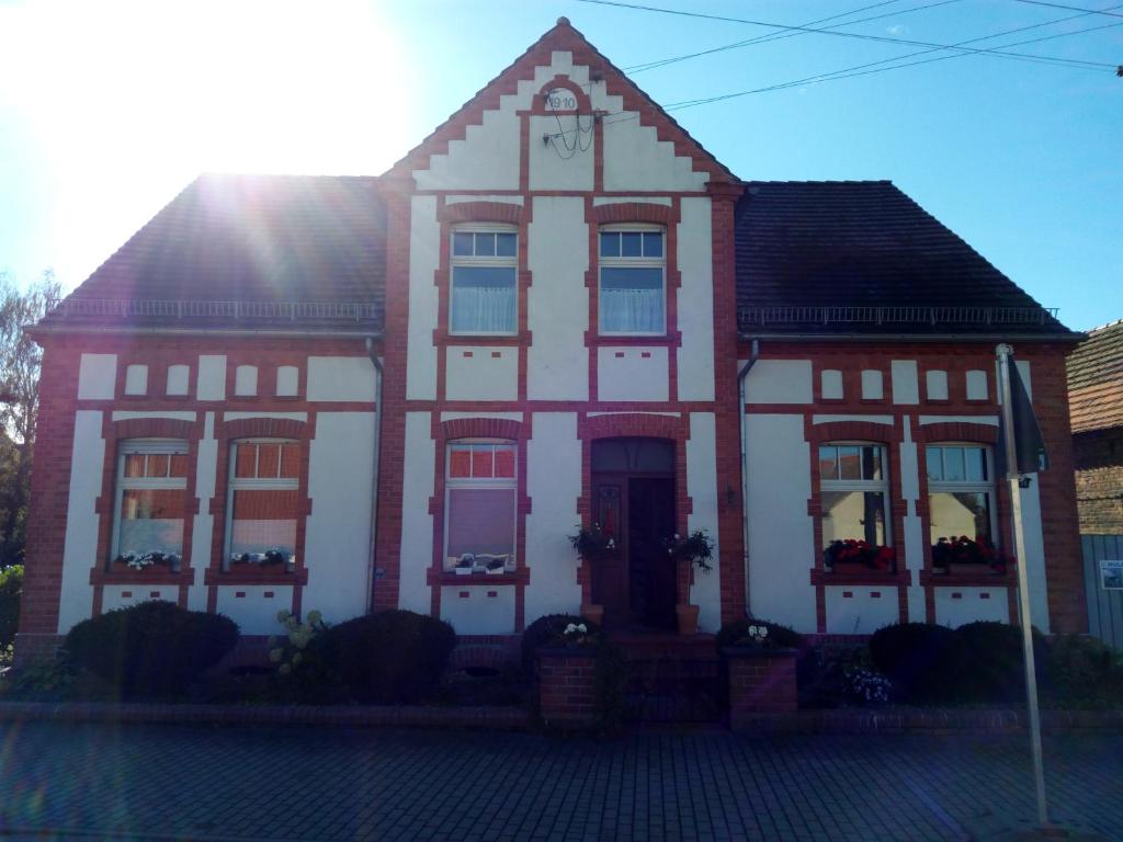 B&B / Chambre d'hôtes Am Lindenplatz Hauptstraße 34 03246 Crinitz