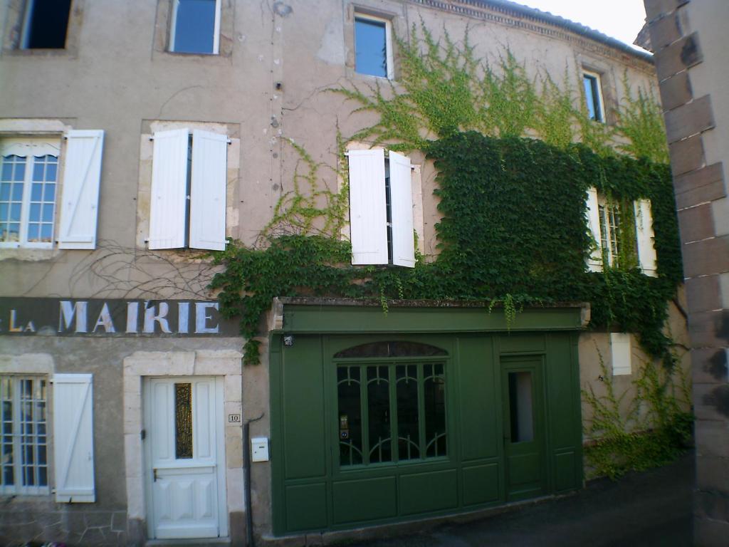 B&B / Chambre d'hôtes Ancien Cafe de la Mairie 10 Place de la Mairie 81640 Monestiès