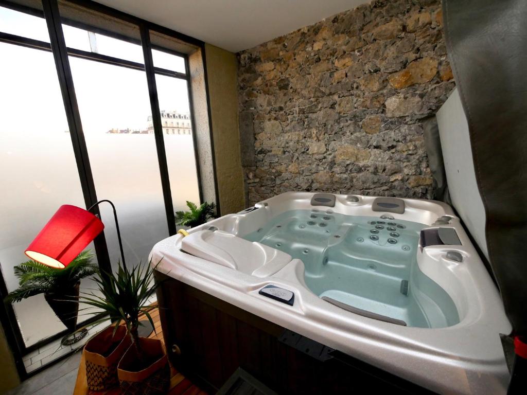 B&B / Chambre d'hôtes Appartement spa privatif Grenoble At Home Spa 4 Quai Mounier 38000 Grenoble