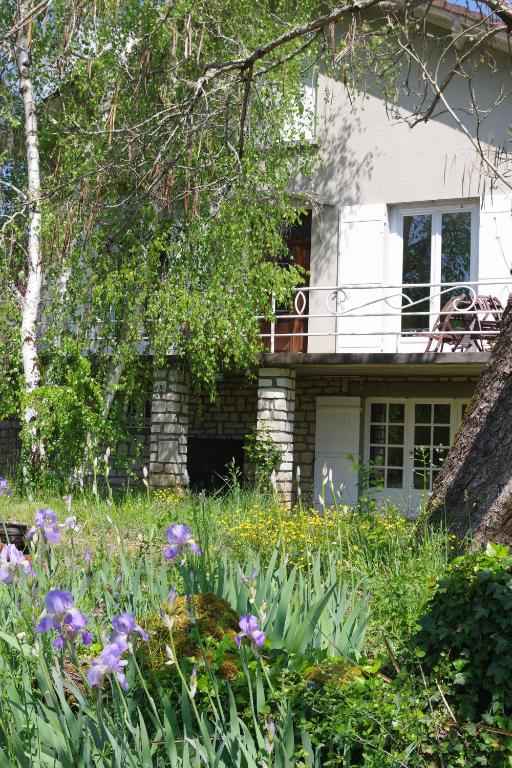 B&B / Chambre d'hôtes Au Catalpa Croix de la Garenne 24530 La Chapelle-Faucher