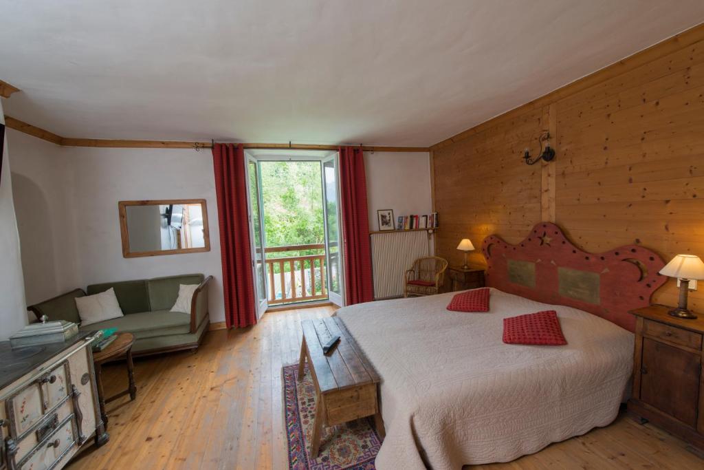 B&B / Chambre d'hôtes Au Cheval Blanc - appartements et chambres d'hôtes Conflans 11 Rue Gabriel Pérouse 73200 Albertville