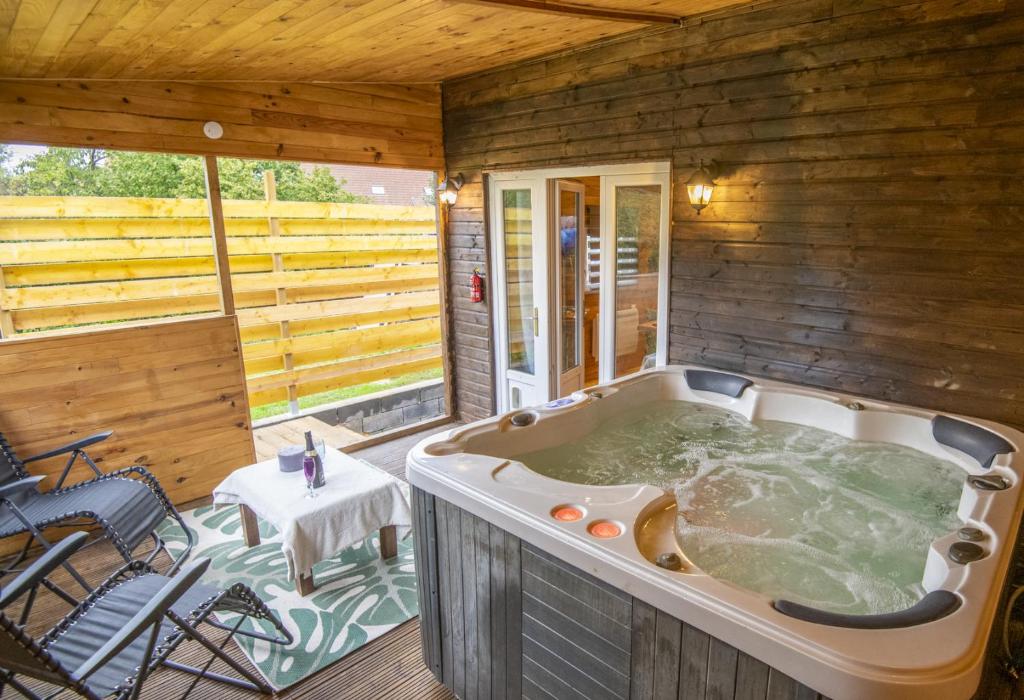 B&B / Chambre d'hôtes Au coucher du soleil, chalet avec jacuzzi et sauna 113 Rue Georges Lannoy 59690 Vieux-Condé