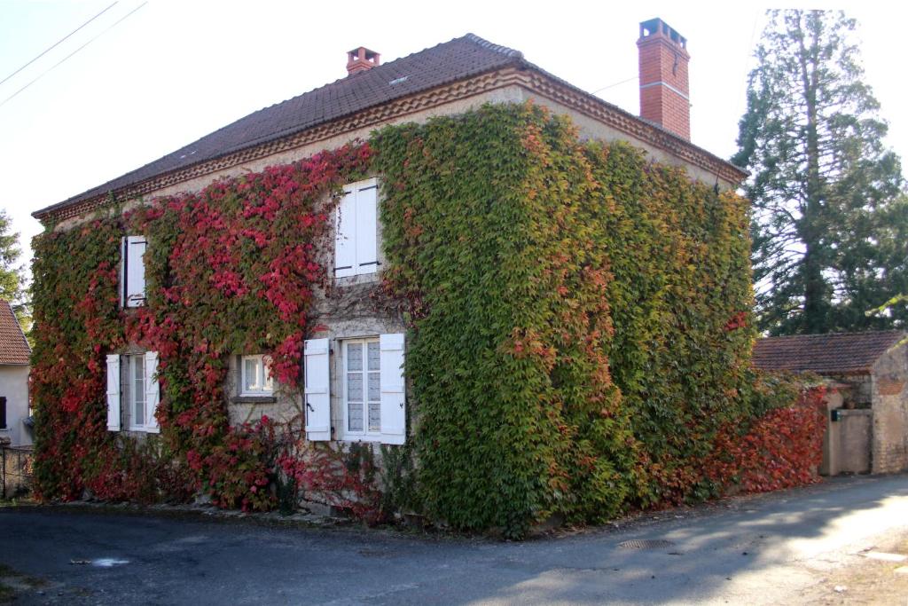 B&B / Chambre d'hôtes Au Relais de Nèche. 18 rue du bourg 03800 Bègues