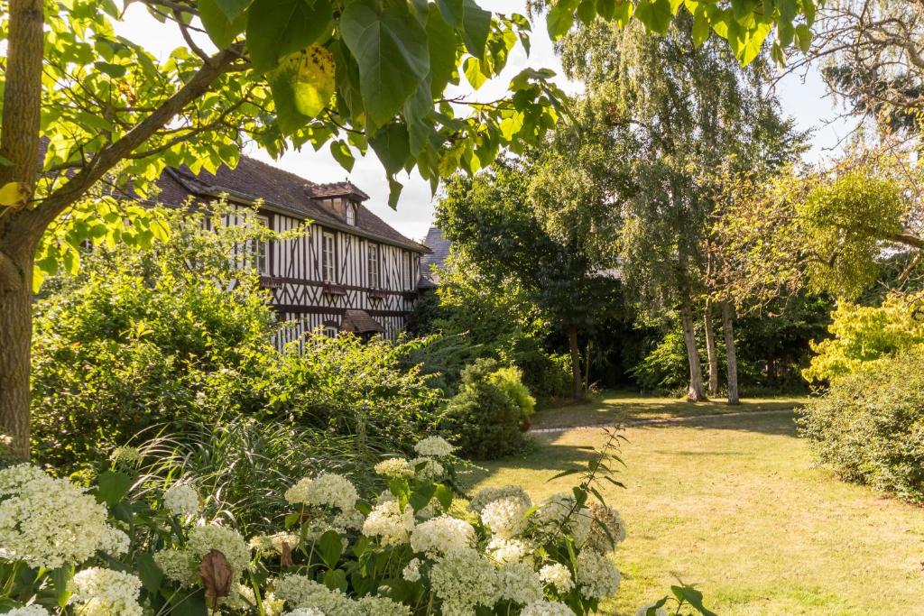 B&B / Chambre d'hôtes Au Vieux Cadran 12 Rue de la Libération Août 1944 27800 Harcourt