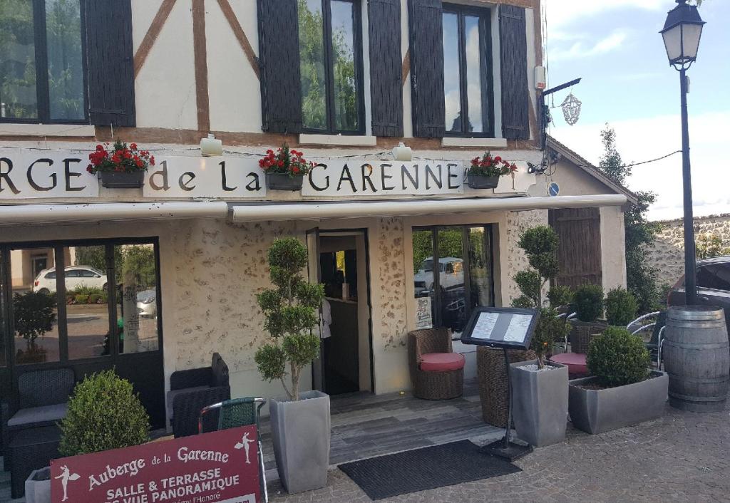 B&B / Chambre d'hôtes Auberge de la garenne 1 Place de l'Église 78690 Saint-Rémy-lʼHonoré