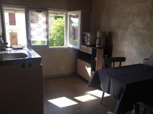 B&B / Chambre d'hôtes AUX PORTES D'AUBRAC studio 2 personnes SALGUES Hameau de Salgues 12470 Salgues Midi-Pyrénées