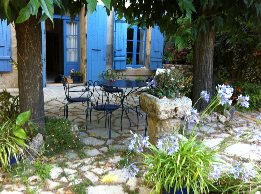 B&B / Chambre d'hôtes Aux Pots Bleus 29 avenue de la Gare 34440 Nissan-lez-Enserune