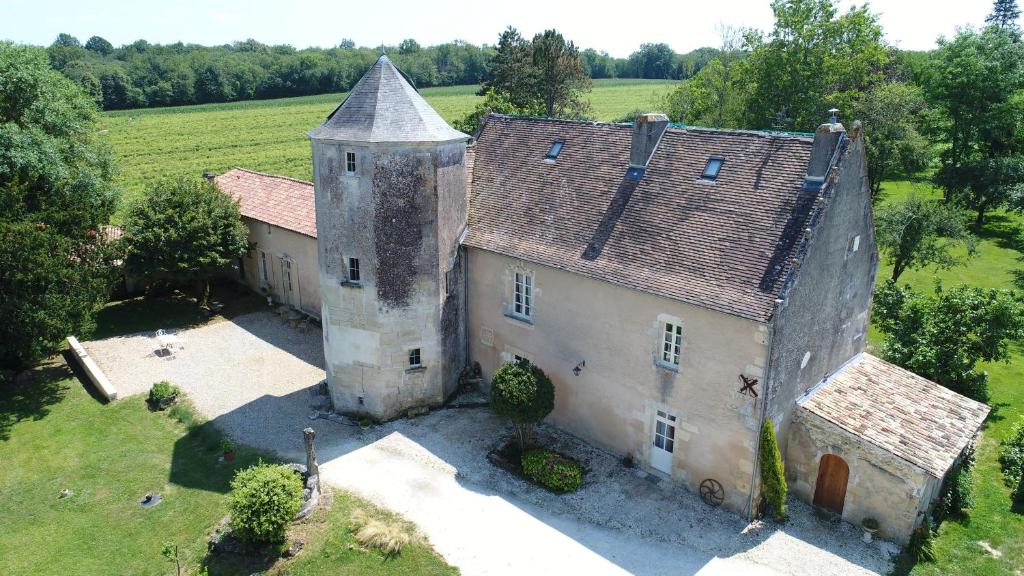 B&B / Chambre d'hôtes B&B Château de Pernan Chateau de Pernan 17800 Avy