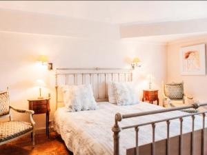 B&B / Chambre d'hôtes B&B Château Légier 8 Rue De La Tour 13990 Fontvieille Provence-Alpes-Côte d\'Azur