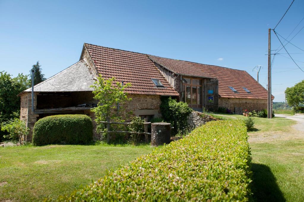 B&B / Chambre d'hôtes B&B Fleur de Lys Bleue Le Genêt 19370 Soudaine-Lavinadière